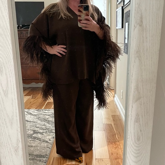 Silk top with feather trim and silk pants - Picture 2 of 2